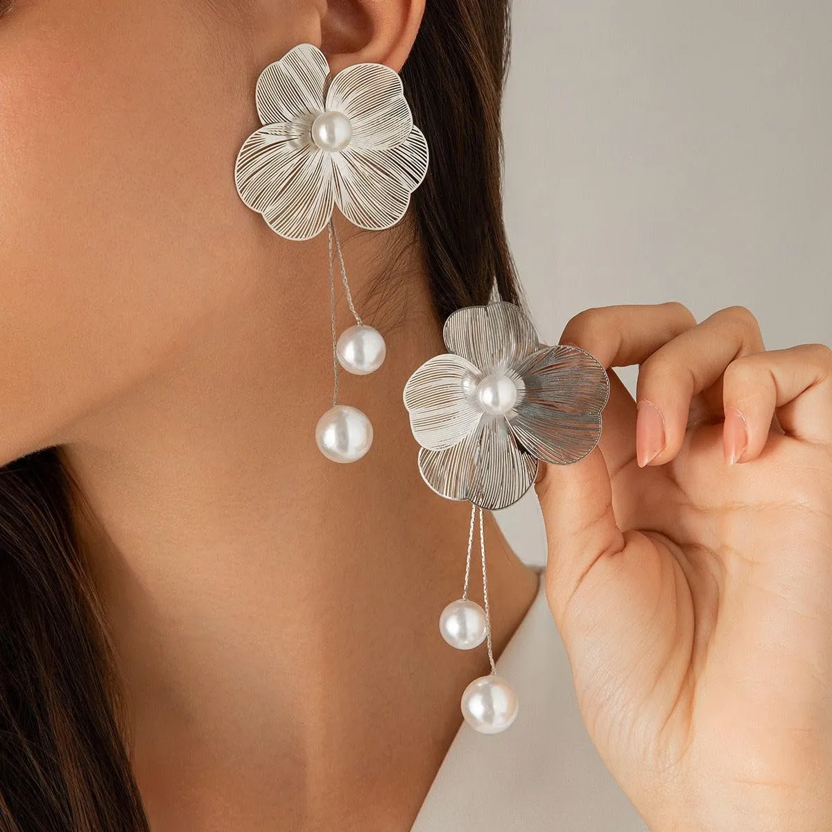 Chunky Gold Flower Earreings for Women Boho Statement Earrings Exaggerated Flower Pearl Earrings for Jewelry Gift for Womem