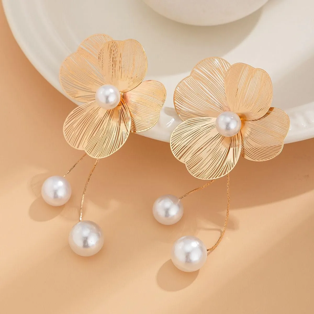 Chunky Gold Flower Earreings for Women Boho Statement Earrings Exaggerated Flower Pearl Earrings for Jewelry Gift for Womem