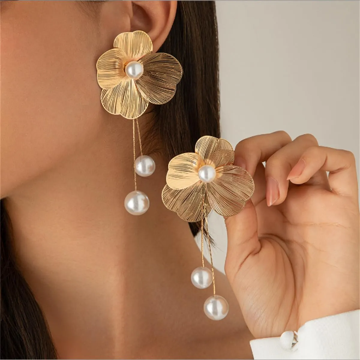Chunky Gold Flower Earreings for Women Boho Statement Earrings Exaggerated Flower Pearl Earrings for Jewelry Gift for Womem
